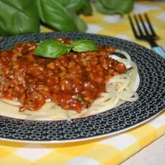 Prosty przepis na spaghetti z mięsem mielonym i koncentratem pomidorowym