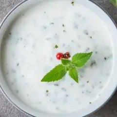 Jak zrobić sos z jogurtu naturalnego do mięsa, który zachwyci gości