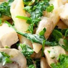 Makaron penne z kurczakiem i pieczarkami w sosie śmietanowym - prosty przepis na pyszny obiad