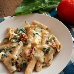 Penne z kurczakiem i szpinakiem w sosie śmietanowym - szybki przepis na obiad