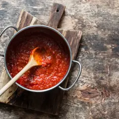 Jak zrobić sos do spaghetti z przecieru pomidorowego, który zachwyci smakami