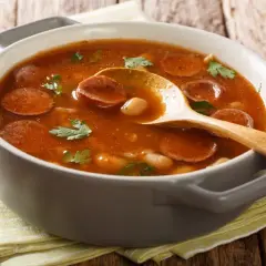 Fasolka w sosie pomidorowym z czym jeść? Odkryj pyszne połączenia