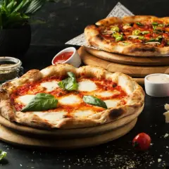 Jak długo piec pizzę w piekarniku, aby uniknąć niedopieczonego ciasta?