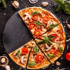 W jakiej temperaturze piec pizzę, aby uniknąć przypalonej skórki?