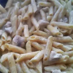 Penne z kurczakiem w sosie serowym – łatwy przepis na pyszne danie
