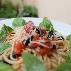Spaghetti puttanesca Jamie Oliver - szybki przepis na pyszne danie