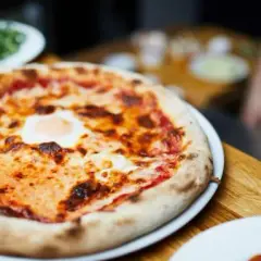 Ile waży pizza? Zaskakujące różnice w wadze i kaloriach