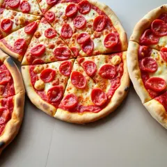 Ile osób najedzie się pizzą 45 cm? Sprawdź, zanim zamówisz!