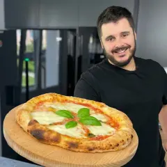 Jak układać składniki na pizzę, by uniknąć wilgotnego ciasta