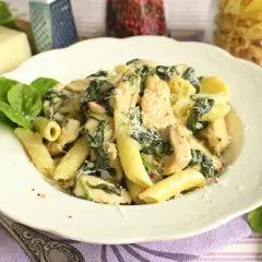 Pyszny makaron penne z kurczakiem i szpinakiem w sosie śmietanowym