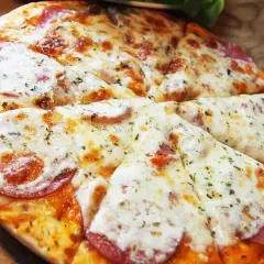 Jakie sery do pizzy? Odkryj smaki, które zmienią Twoją pizzę