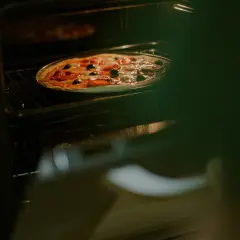 Jak piec pizzę w piekarniku, aby uzyskać idealny chrupiący spód