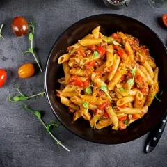 Z czym spaghetti? Odkryj najlepsze sosy i dodatki do makaronu