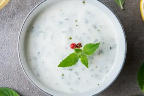 Jak zrobić sos z jogurtu naturalnego do mięsa, który zachwyci gości