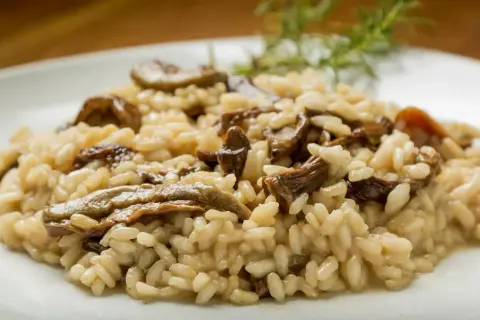 Czy ryż do sushi nadaje się do risotto? Odkryj różnice i porady