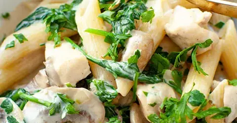 Makaron penne z kurczakiem i pieczarkami w sosie śmietanowym - prosty przepis na pyszny obiad