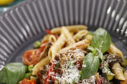 Penne primavera - prosty przepis na zdrowe i pyszne danie makaronowe