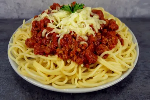 Ile kalorii ma spaghetti bolognese? Sprawdź, jak zredukować kalorie