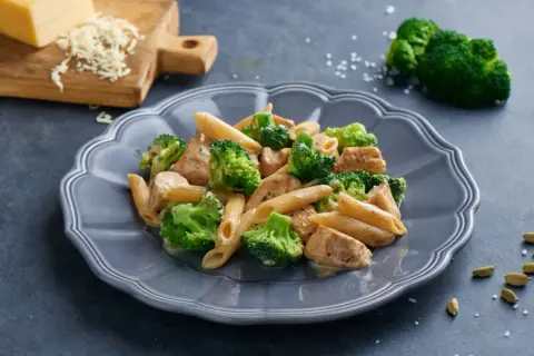 Penne z kurczakiem i brokułami – prosty przepis na smaczny obiad