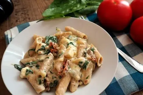 Penne z kurczakiem i szpinakiem w sosie śmietanowym - szybki przepis na obiad