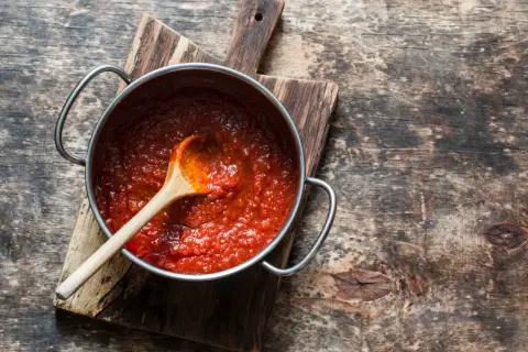 Jak zrobić sos do spaghetti z przecieru pomidorowego, który zachwyci smakami