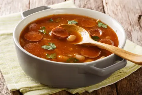 Fasolka w sosie pomidorowym z czym jeść? Odkryj pyszne połączenia