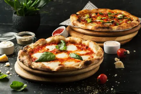 Jak długo piec pizzę w piekarniku, aby uniknąć niedopieczonego ciasta?