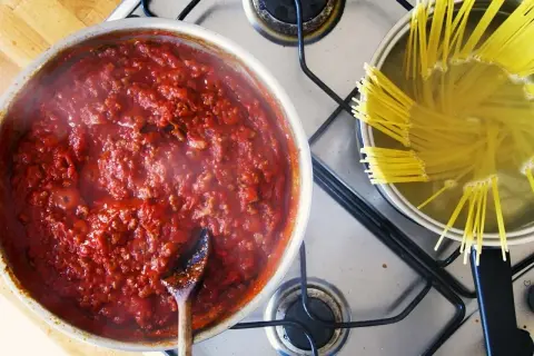 Prosty sos do spaghetti – szybki przepis na pyszny obiad