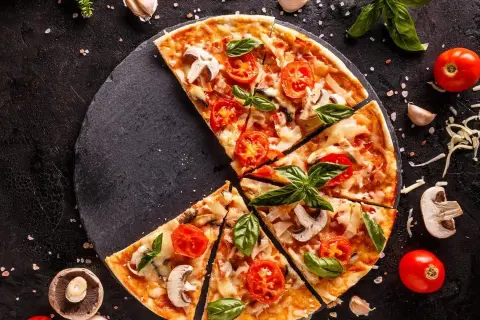 W jakiej temperaturze piec pizzę, aby uniknąć przypalonej skórki?