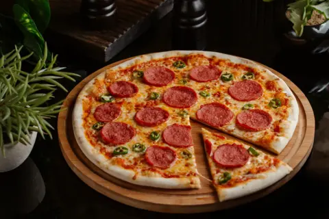 Z czym pizza domowa? Odkryj najlepsze składniki i dodatki