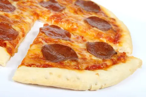Ile kcal ma pizza 32 cm? Zaskakujące różnice w kaloriach!
