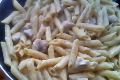 Penne z kurczakiem w sosie serowym – łatwy przepis na pyszne danie