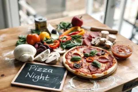 Czy najpierw dodać ser czy dodatki do pizzy? Oto prawidłowa kolejność