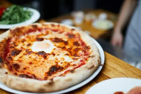 Ile waży pizza? Zaskakujące różnice w wadze i kaloriach