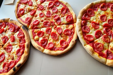 Ile osób najedzie się pizzą 45 cm? Sprawdź, zanim zamówisz!