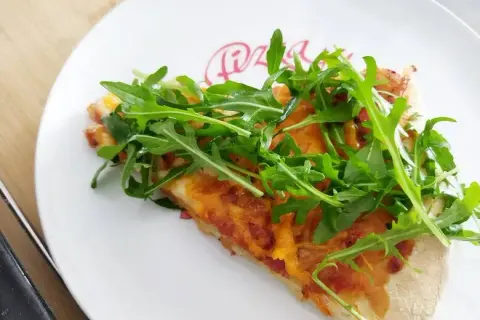 Jakie salami na pizze? Odkryj najlepsze smaki i połączenia