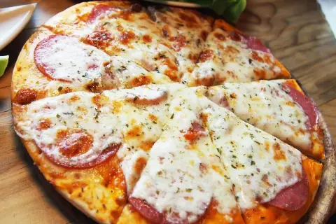 Jakie sery do pizzy? Odkryj smaki, które zmienią Twoją pizzę