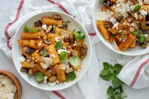 Penne alla Norma – idealny przepis na włoskie danie z bakłażanem