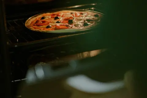 Jak piec pizzę w piekarniku, aby uzyskać idealny chrupiący spód