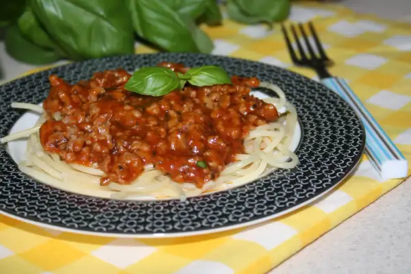 Prosty przepis na spaghetti z mięsem mielonym i koncentratem pomidorowym