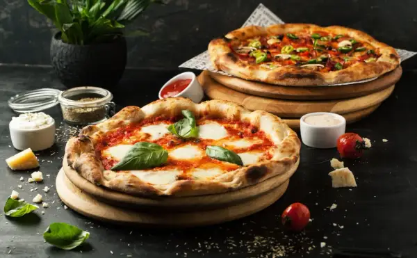 Jak długo piec pizzę w piekarniku, aby uniknąć niedopieczonego ciasta?