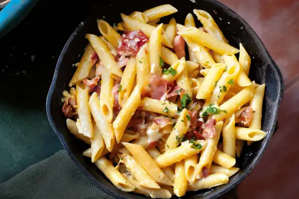 Penne alla carbonara – prosty przepis na idealną włoską pastę
