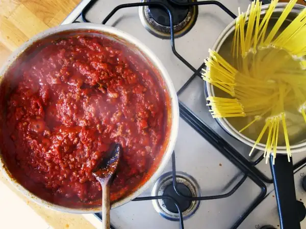 Prosty sos do spaghetti – szybki przepis na pyszny obiad