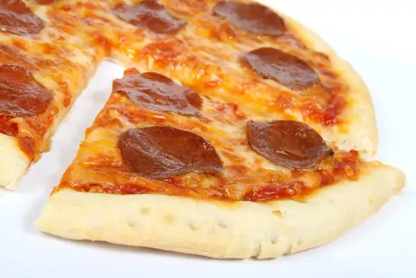 Ile kcal ma pizza 32 cm? Zaskakujące różnice w kaloriach!
