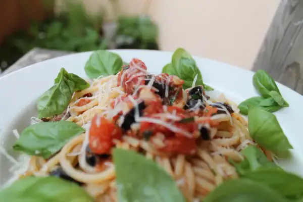 Spaghetti puttanesca Jamie Oliver - szybki przepis na pyszne danie