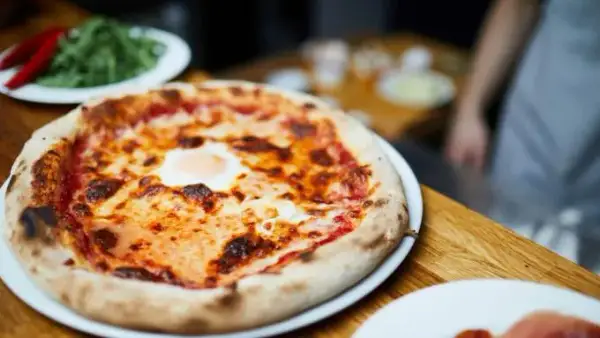 Ile waży pizza? Zaskakujące różnice w wadze i kaloriach