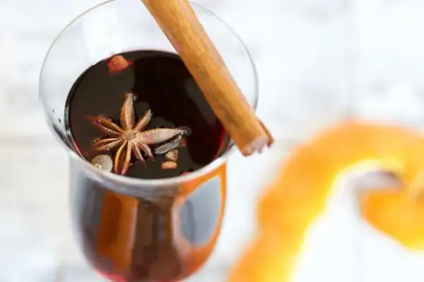 Jak przygotować grzane wino, aby zachwycić smakiem i aromatem