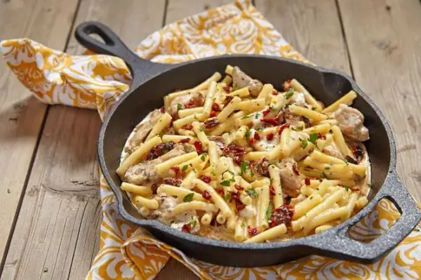 Pyszny makaron penne z kurczakiem i suszonymi pomidorami w 30 minut