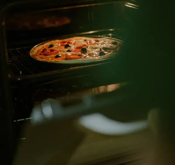 Jak piec pizzę w piekarniku, aby uzyskać idealny chrupiący spód