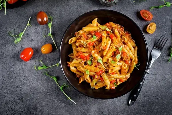 Z czym spaghetti? Odkryj najlepsze sosy i dodatki do makaronu